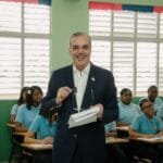El presidente Luis Abinader es profesor por un día y ofrece clase de moral, cívica y ética en centro educativo